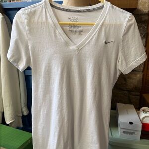 Nike Women’s White Slim Fit V-Neck Tee with Embroidered Silver Swoosh Sz M EUC